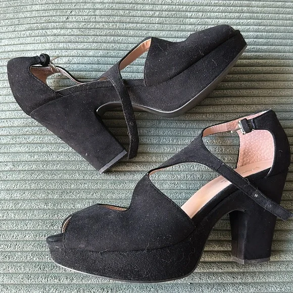 Suede Heels 🔥 - Picture 4 of 9